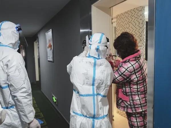 3月14日，洪山区云鼎酒店康复点，东湖社区卫生服务站医生在了解康复者情况。