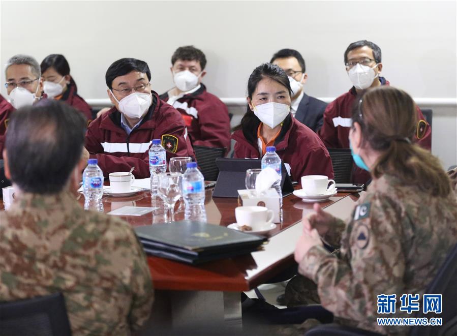 4月1日，在位于巴基斯坦拉瓦尔品第的酋长军事医院，中国政府赴巴基斯坦抗疫医疗专家组与巴方医务人员交流。新华社记者 刘天 摄