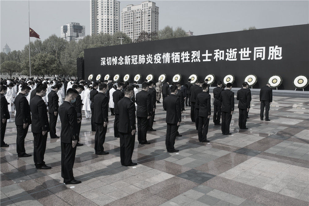 4月4日，在武汉汉口江滩一元广场，人们在哀悼活动中默哀。新华社记者 肖艺九 摄