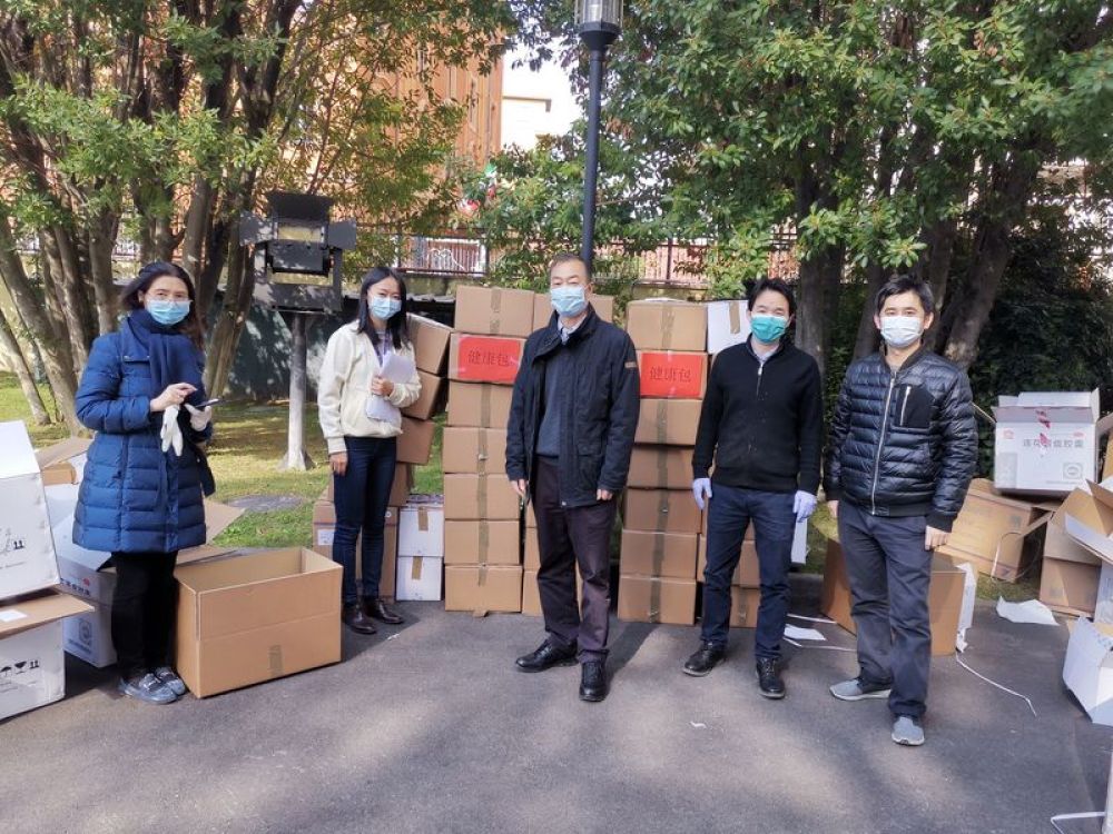 3月25日，在意大利罗马，中国驻意大利大使馆工作人员准备将健康包寄给留学生们。（新华社发）
