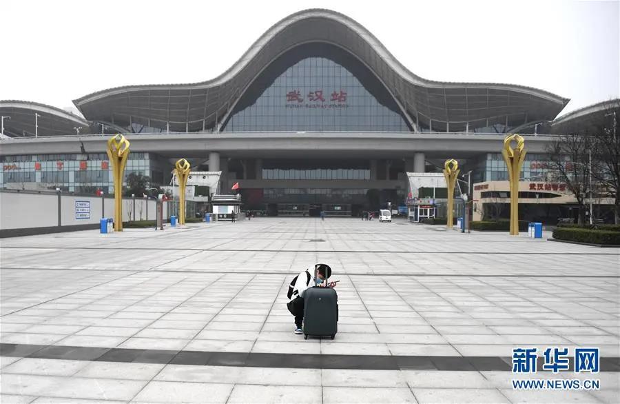 1月23日，一名乘客在武汉站查看信息。新华社记者　程敏　摄