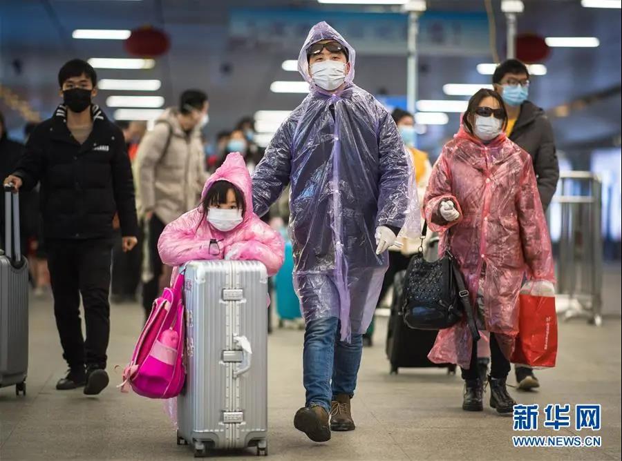 3月28日，武汉市恢复铁路客站到达业务，旅客乘坐高铁列车从全国各地抵达武汉。新华社记者　肖艺九　摄