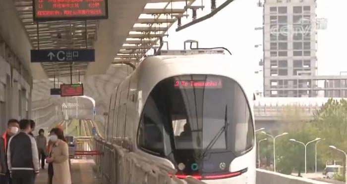 武汉▲移动的城市风景线 武汉“光谷量子号”有轨电车重新运行