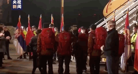　　当地时间3月21日晚，中国援助塞尔维亚医疗队抵达，塞尔维亚总统武契奇等多位政府官员在停机坪等候。（来源：央视新闻）