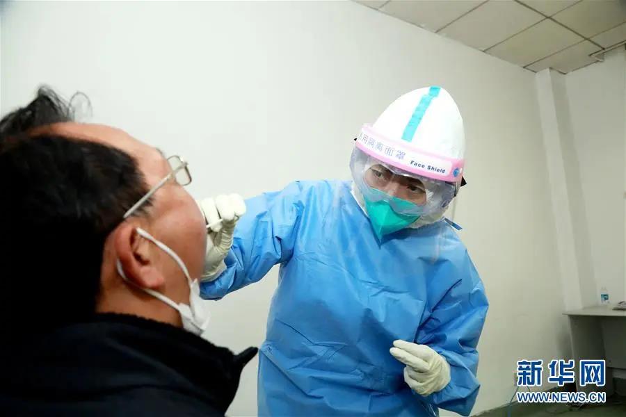 4月7日，市民在武汉大学中南医院体检中心做核酸咽拭子检查。新华社发(高翔摄)
