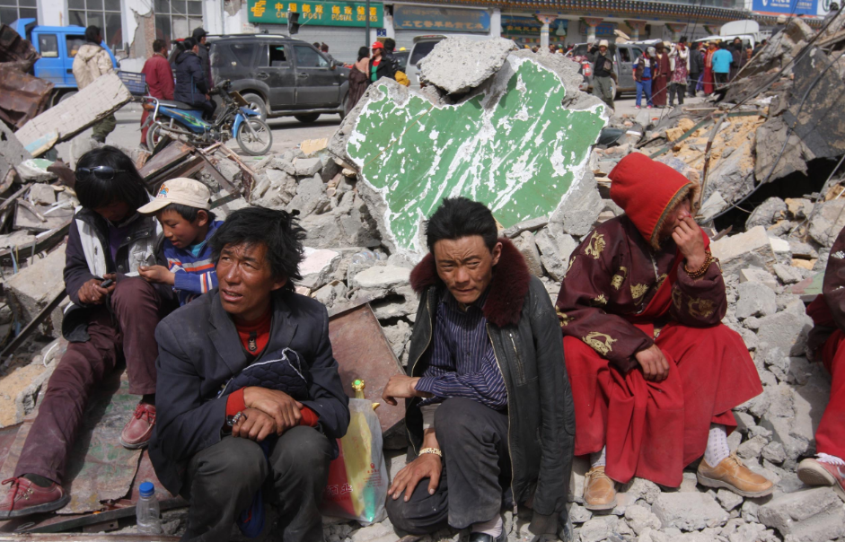 2010年4月16日，灾区群众在玉树地震灾区等待救援消息。