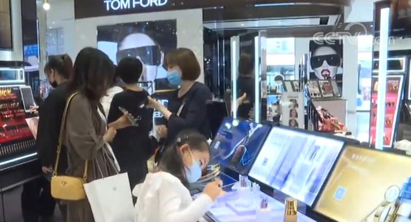 “惠民大礼包”“惠民大礼包”不停歇 线上线下消费逐步回升