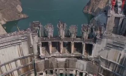 坚守岗位无数劳动者默默坚守岗位 全国各地重点项目加速复工复产