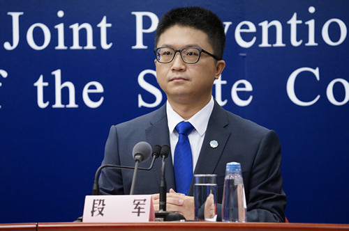 医生脸色发黑的两名医生健康状况如何？是如何实施救治的？