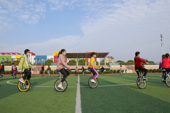 香饽饽骗局翻新 大学生成卡贩眼中“香饽饽”