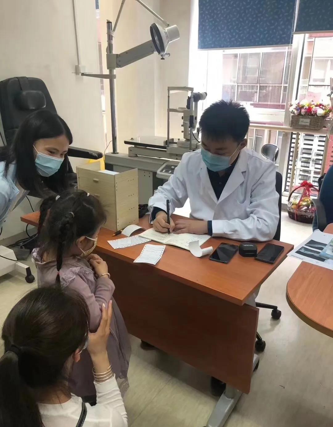 8点见【8点见】深圳半岁女婴被高空坠物砸至头骨骨折