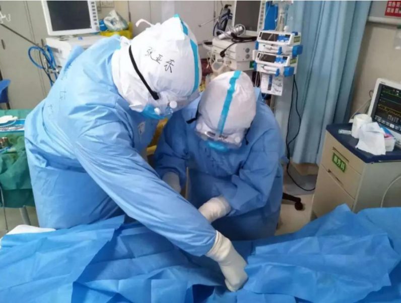张亚东（左）为患者做穿刺置管