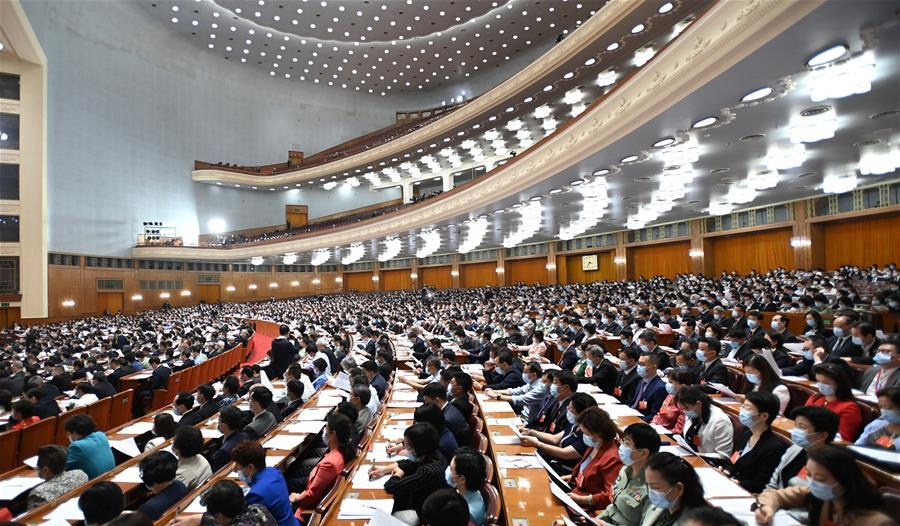 5月21日，中国人民政治协商会议第十三届全国委员会第三次会议在北京人民大会堂开幕。这是委员们在认真听会。 新华社记者 李学仁 摄