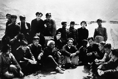1964年，张建珍带摄影队到山西省昔阳县大寨拍摄纪录片《大寨之路》，与陈永贵及社员在田间地头合影。前排左四为陈永贵，其身后为张建珍。