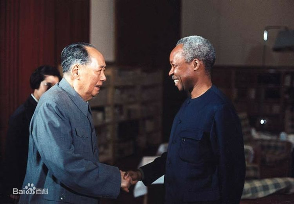 毛泽东主席在北京接见坦桑尼亚总统尼雷尔。
