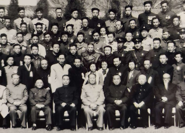 1957年4月4日，毛泽东、周恩来、朱德、邓小平等党和国家领导人接见1949年至1955年优秀影片获奖者代表和出席中国电影工作者联谊会成立大会代表。毛泽东身后代表为张建珍。