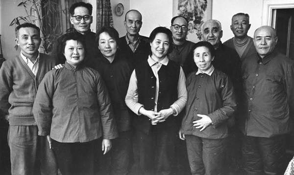 “四人帮”被粉碎，马海德、苏菲夫妇邀请电影圈老友到家欢聚，共度欣喜时光。          前排左起：袁月华、于蓝、苏菲、张建珍；后排左起：钱筱璋、何文今、田方、陈强、马海德、汪洋、赵子岳。