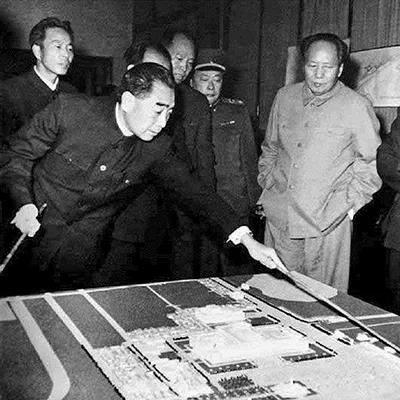 　　毛泽东、周恩来等人观看人民大会堂设计方案。