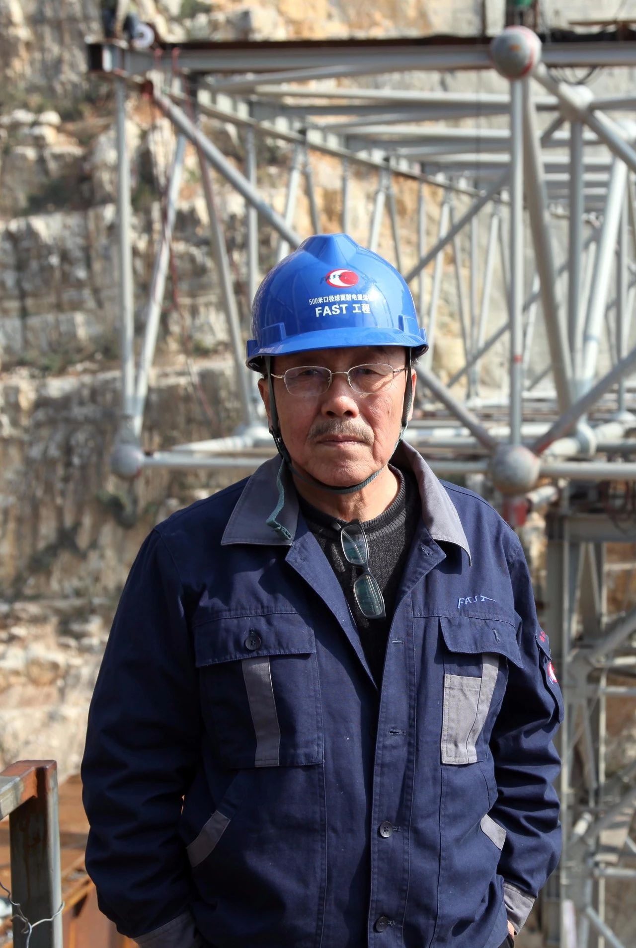 南仁东在贵州黔南州平塘县大窝凼施工现场（2013年12月31日摄）。