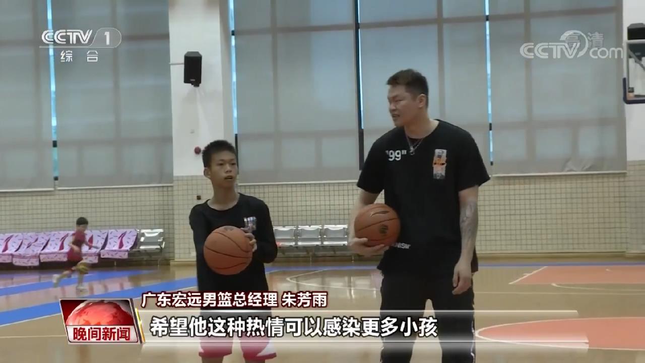 张家城14岁少年张家城 单手托起篮球梦