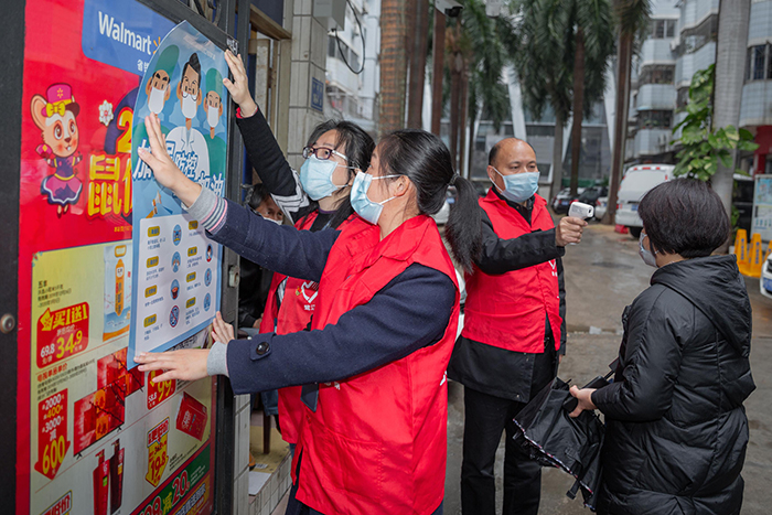 厦门市思明区1362个基层党组织、逾万名党员投身疫情防控一线，开展排查、测温、宣传等工作。