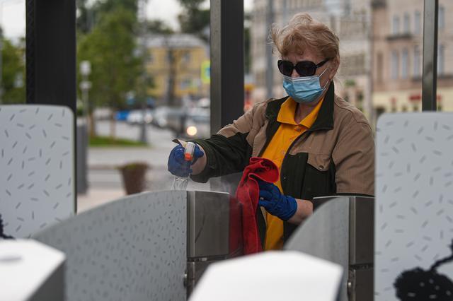 6月15日，工作人员在俄罗斯莫斯科动物园入口处进行清洁工作，为动物园重新开放做准备。叶甫盖尼·西尼岑摄