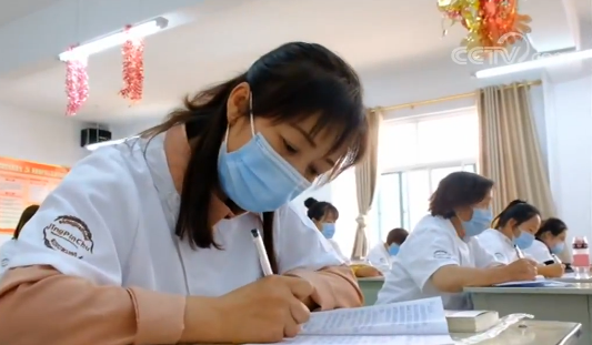 山西山西升级“人人持证技能社会” 职业技能培训让就业脱贫更有底气