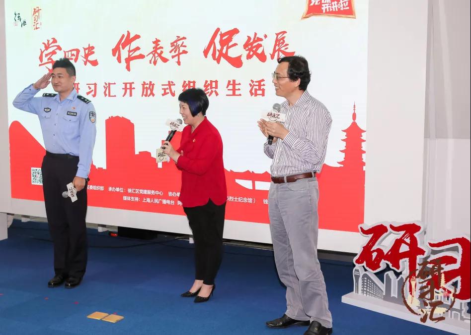 青年党员代表王润达（左一）互动交流