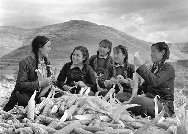 △申纪兰（左）和妇女们在一起劳动