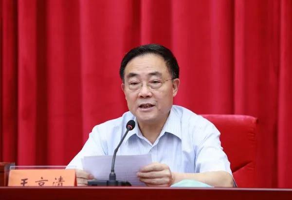 中国社会科学院副院长、党组副书记王京清主持报告会。