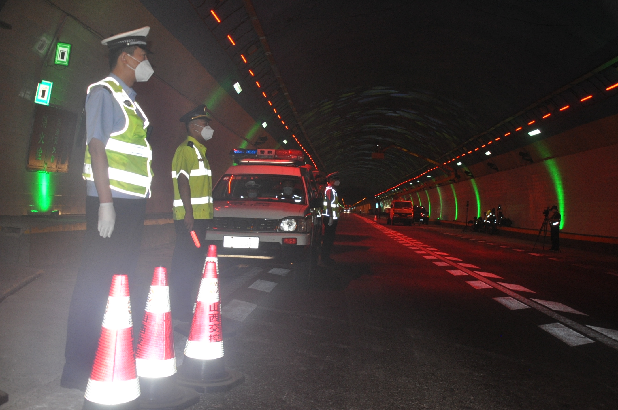 先期到达现场后高速交警在隧道实施交通管制。（图片由山西高速交警一支队四大队提供）