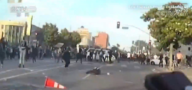 洛杉矶警方|今年5月美国洛杉矶警方射伤抗议者画面公布