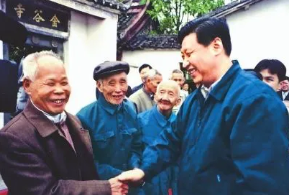 1999年，时任福建省委副书记、代省长习近平慰问“五老”人员代表。