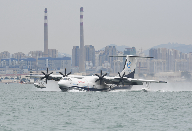 7月26日，水陆两栖飞机AG600在海面滑行。（图片来源：新华社）