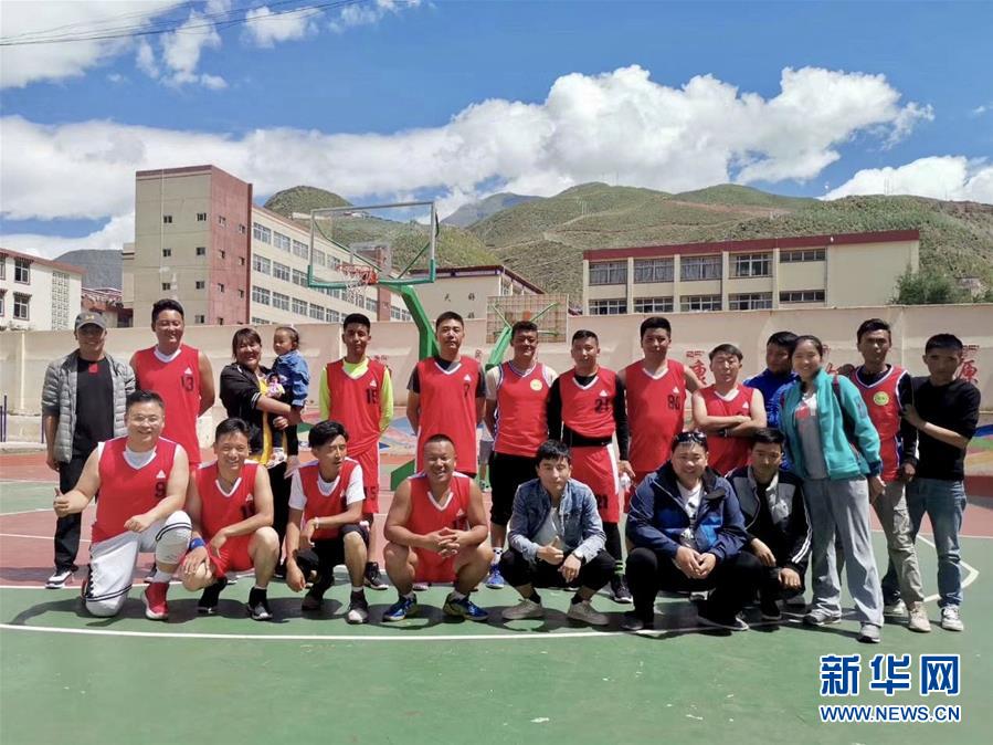 东北农业大学毕业生李明键（前排左一）在西藏昌都市第二高级中学支教期间与学校篮球队师生合影（资料照片）。