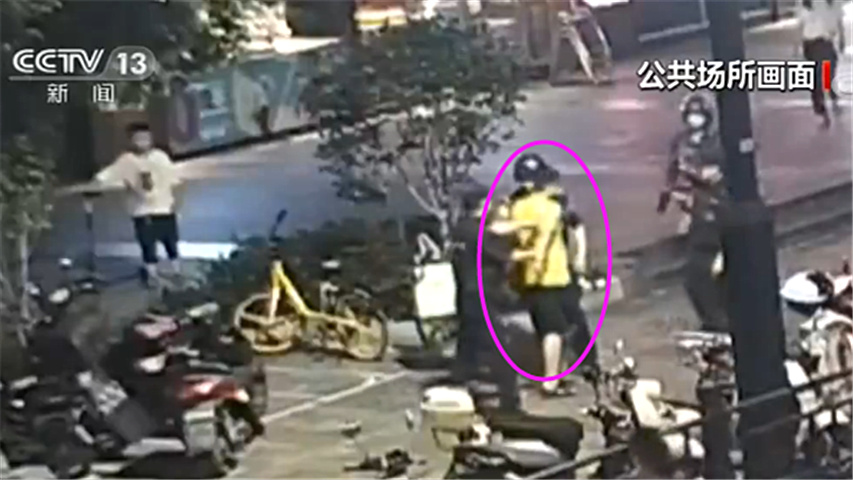 只是因为在人群中多看了你一眼 女民警抓获在逃人员