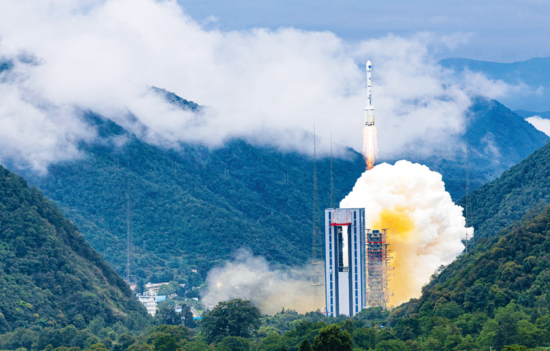 2020年6月23日，我国北斗三号全球卫星导航系统最后一颗组网卫星成功发射，标志着北斗三号全球卫星导航系统星座部署比原计划提前半年全面完成。　新华社记者　江宏景／摄