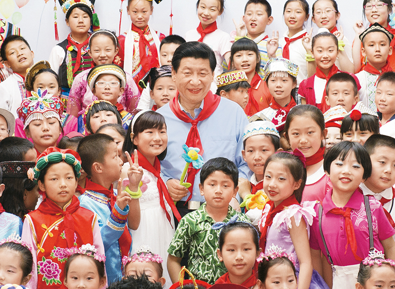 　　2013年5月29日，中共中央总书记、国家主席、中央军委主席习近平在北京市少年宫参加“快乐童年放飞希望”主题队日活动。这是习近平同孩子们合影。 新华社记者 李学仁/摄
