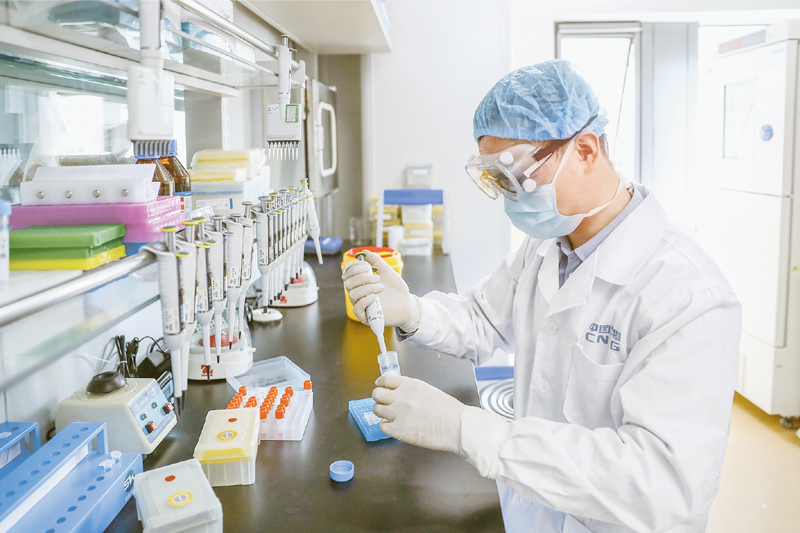 2020年4月11日，工作人员在国药集团中国生物新冠疫苗生产基地质量检定部门对新型冠状病毒灭活疫苗样品进行杂质检测。　新华社记者　张玉薇／摄