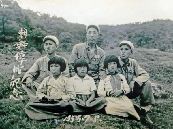 朝鲜停战后，程茂友与战友拍照留念（受访者供图）