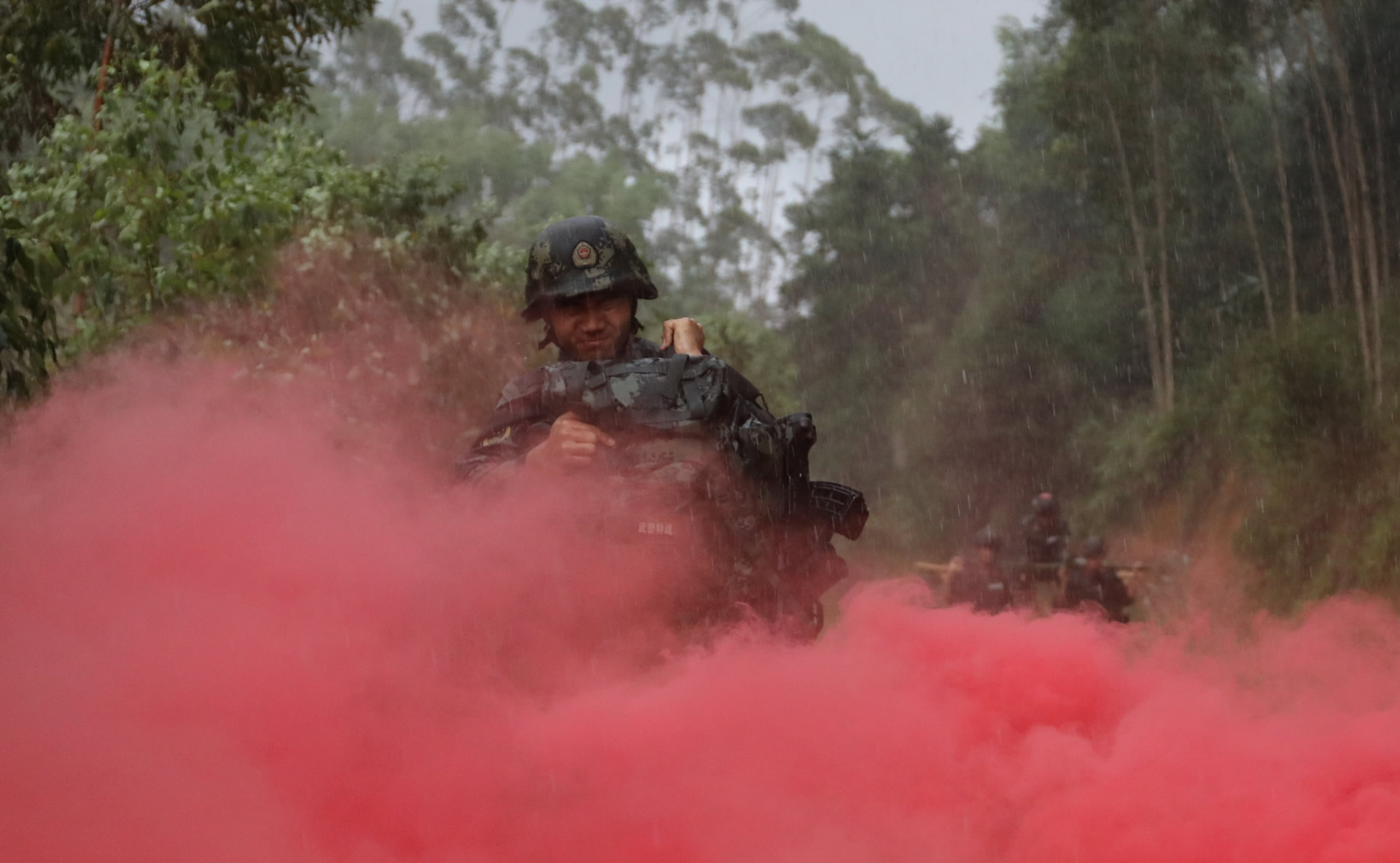 广西贵港|广西贵港：武警官兵野外多科目实弹射击