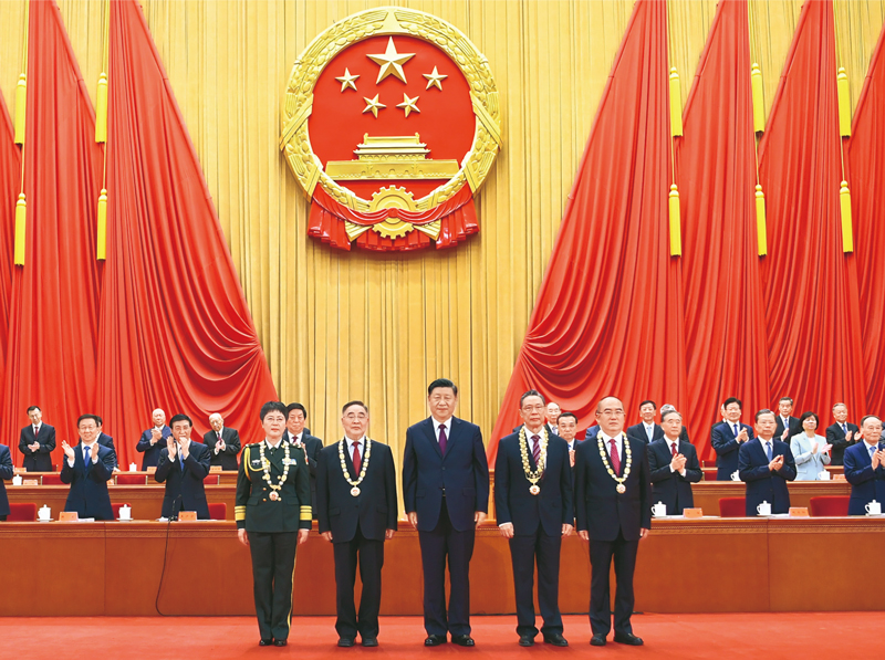 　　2020年9月8日，全国抗击新冠肺炎疫情表彰大会在北京人民大会堂隆重举行。中共中央总书记、国家主席、中央军委主席习近平向“共和国勋章”获得者钟南山（前排右二），“人民英雄”国家荣誉称号获得者张伯礼（前排左二）、张定宇（前排右一）、陈薇（前排左一）颁授勋章奖章。 新华社记者 谢环驰/摄