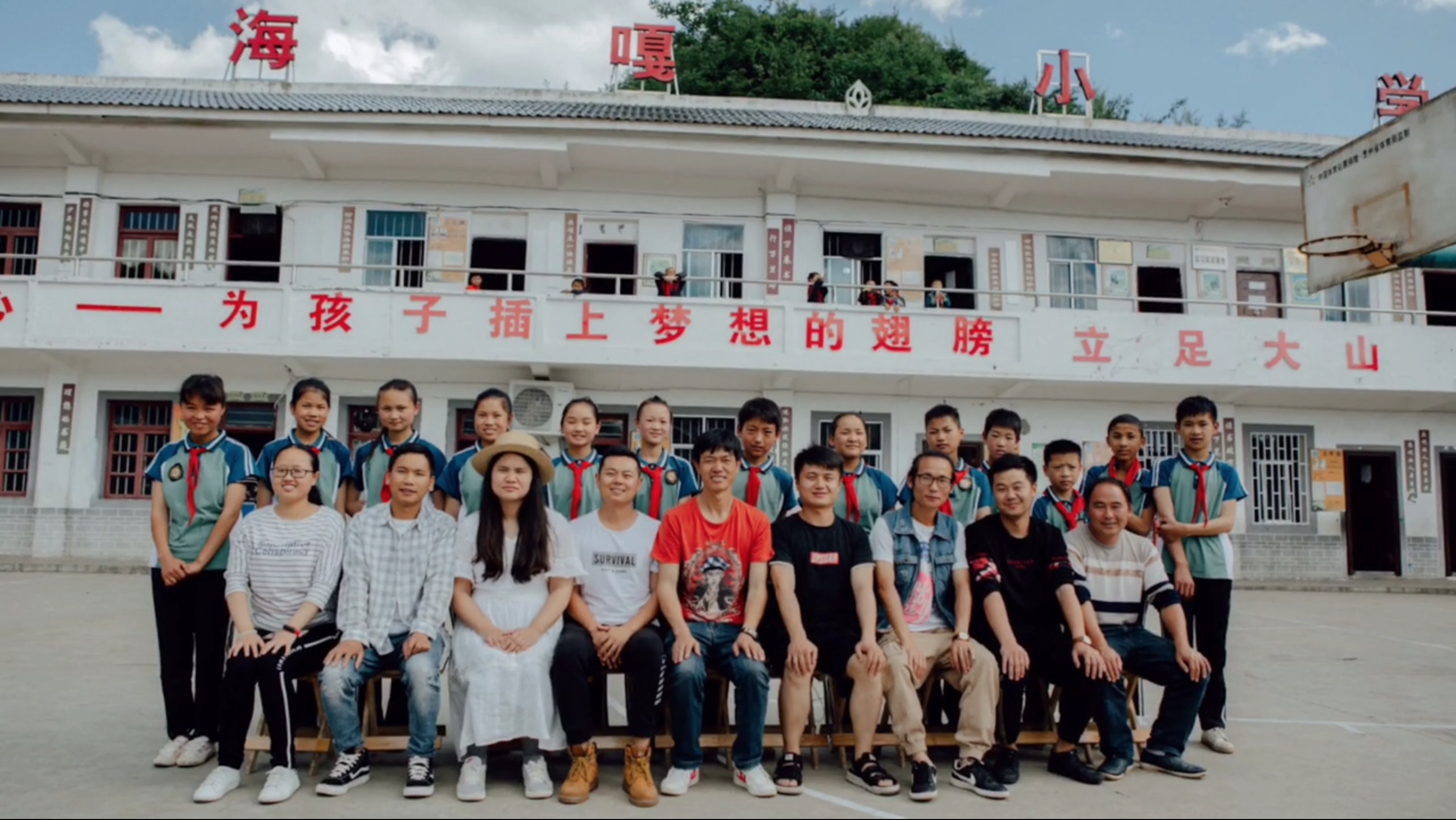 ▲ 2019年6月，海嘎小学第一届毕业班合影。
