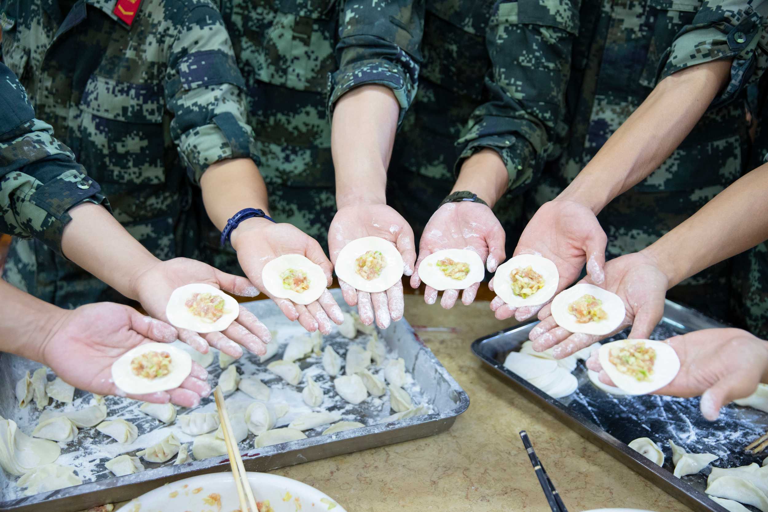武警|武警百色支队：立冬寒风至 水饺暖兵心