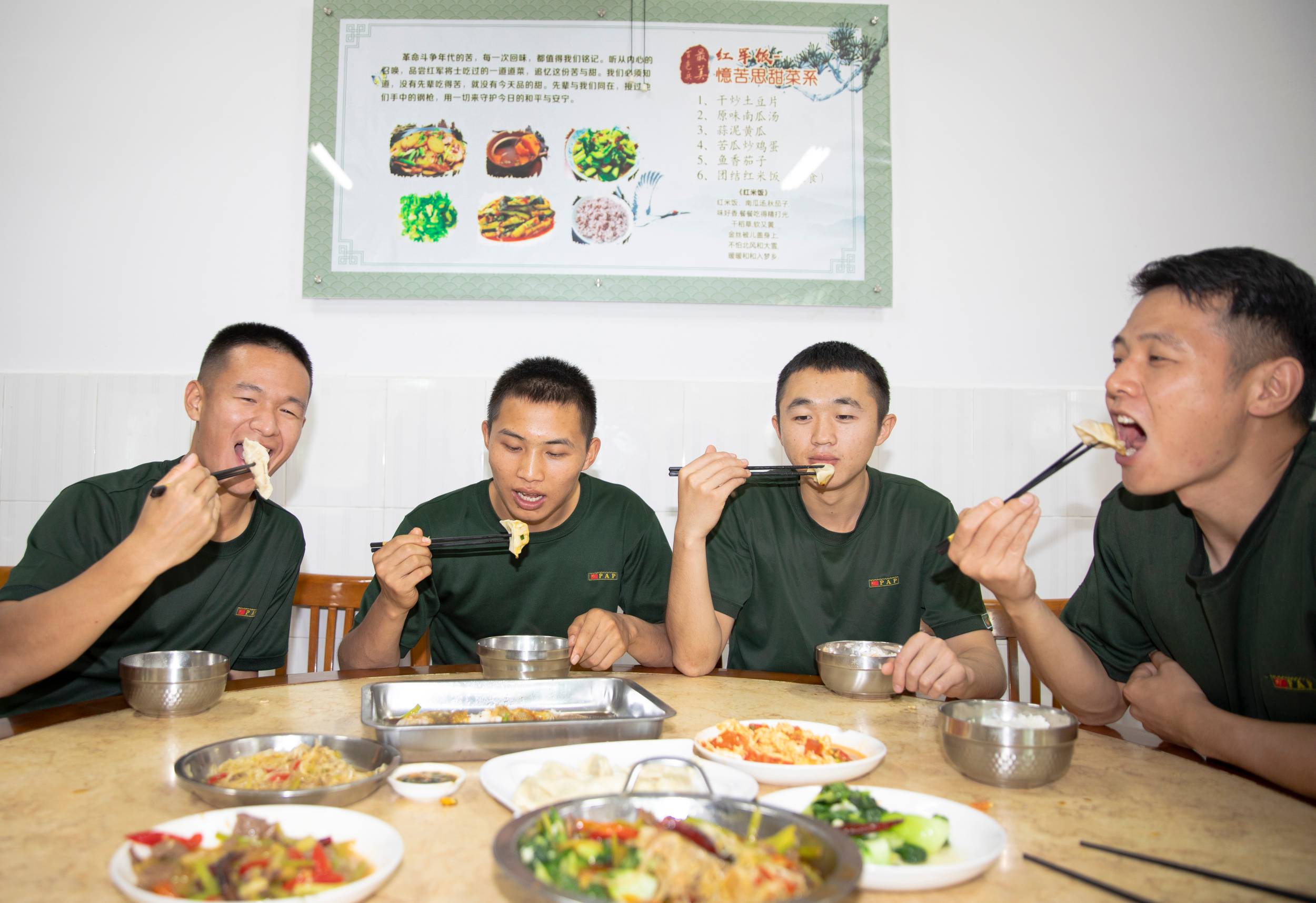 武警|武警百色支队：立冬寒风至 水饺暖兵心