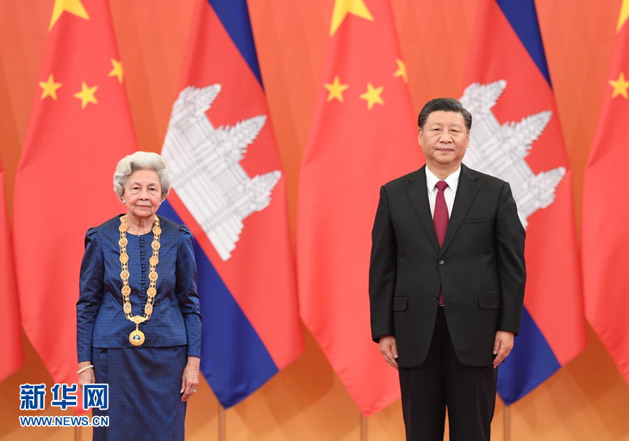 　11月6日，国家主席习近平在北京人民大会堂为柬埔寨太后莫尼列举行中华人民共和国“友谊勋章”颁授仪式。 新华社记者 申宏 摄
