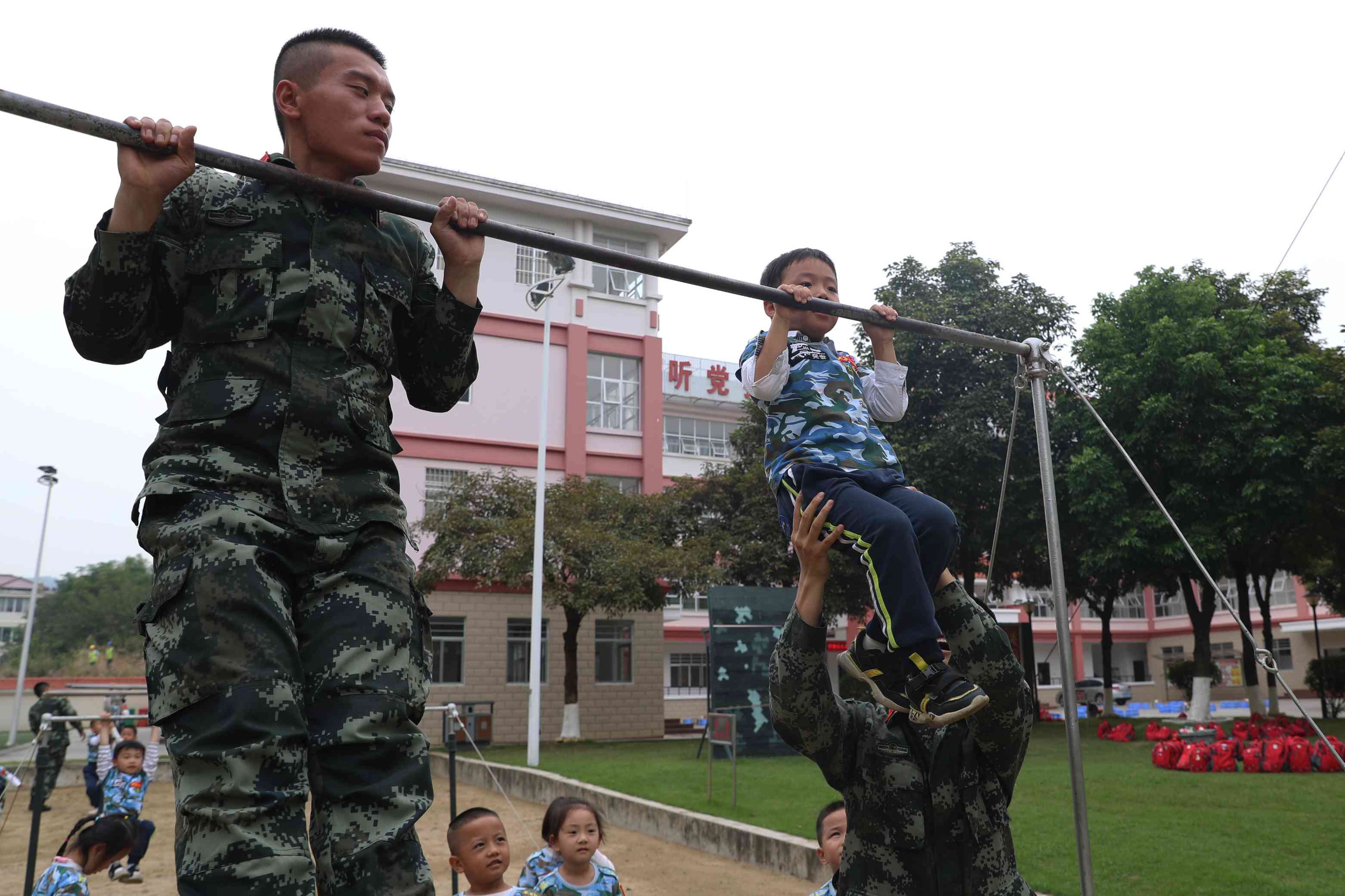 萌娃|萌娃进军营，画面太美