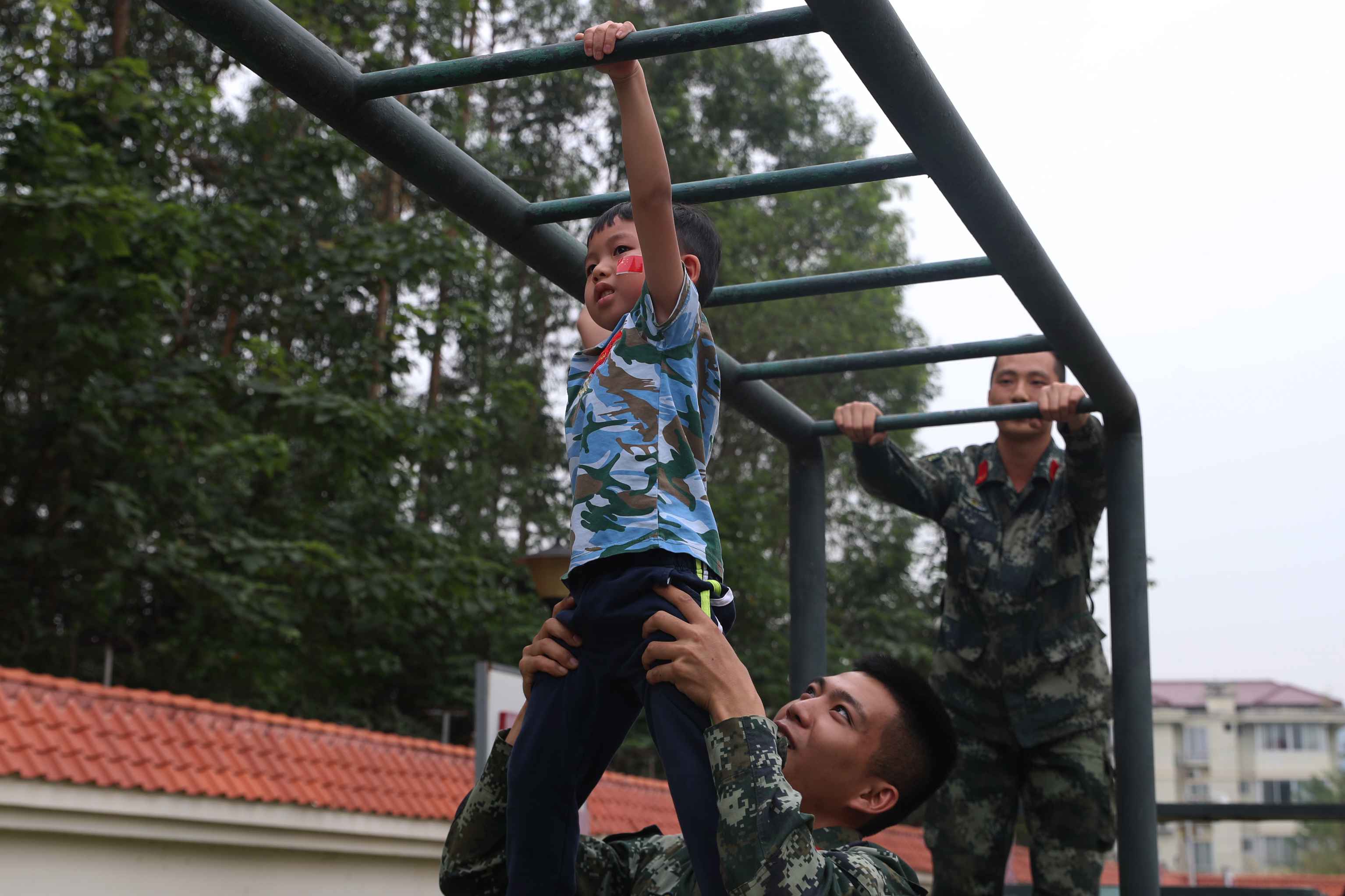 萌娃|萌娃进军营，画面太美