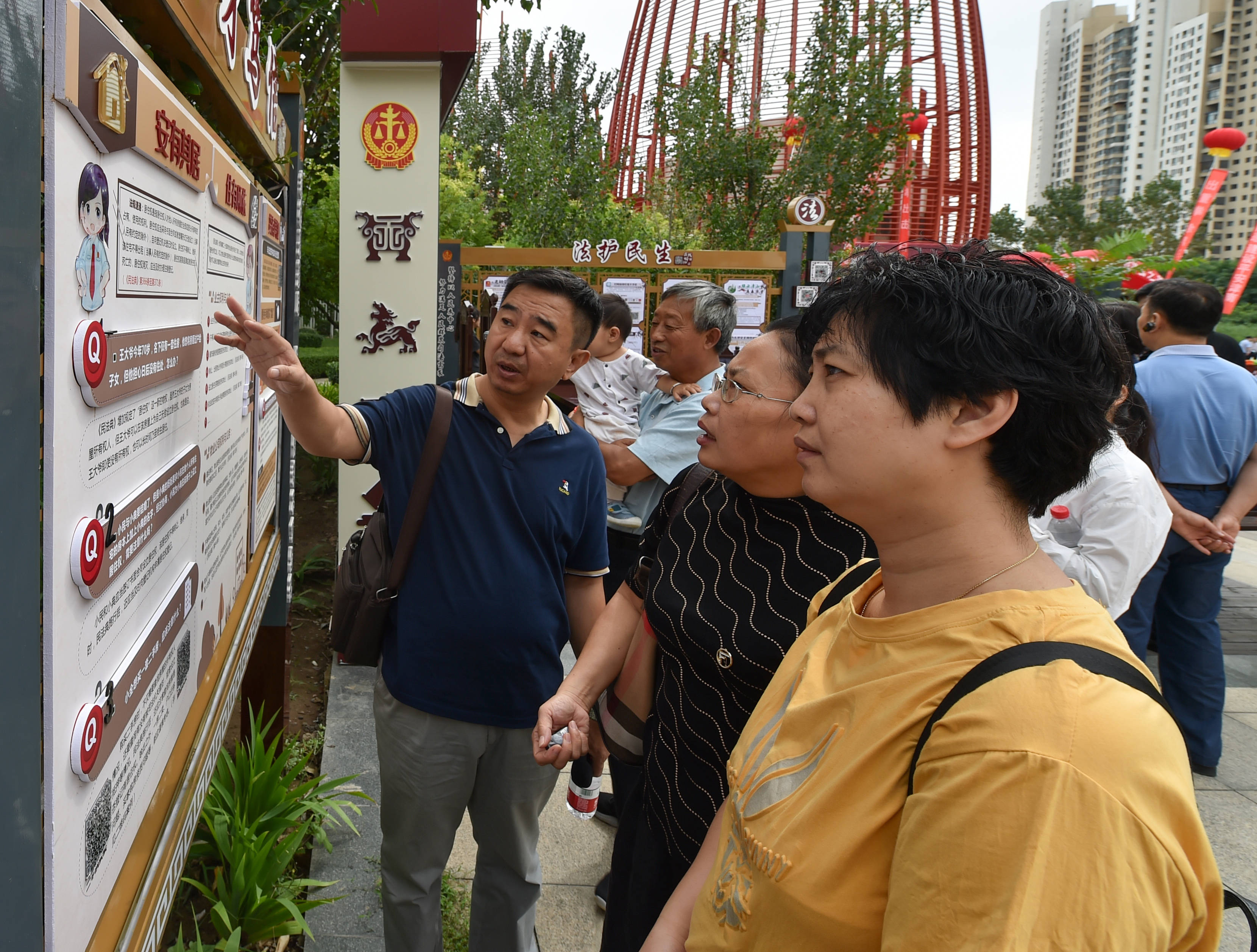△2020年8月20日，天津市民参观民法典主题长廊。