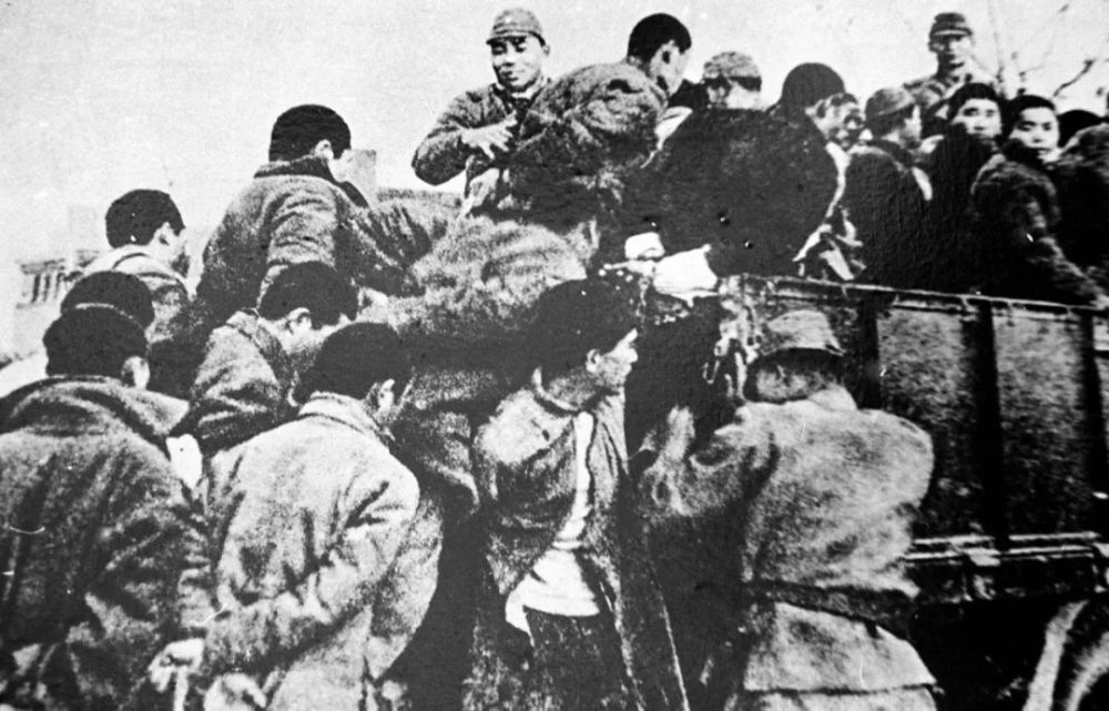 日军将大批南京青壮年捆绑后，押往郊外集体屠杀。新华社发